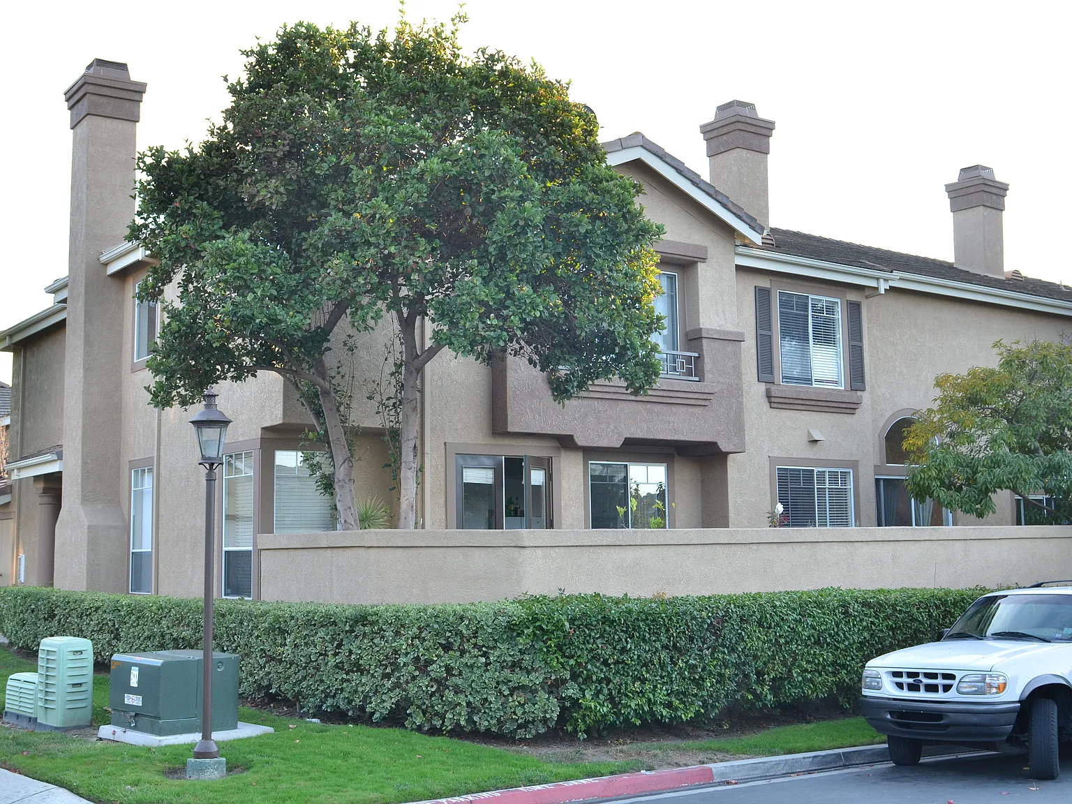 3 bed, 2.5 bath, 1733 sqft, $4,700 — Photo 2