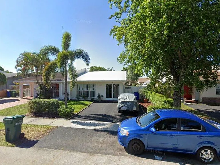 6152 SW 4th St — Photo 2
