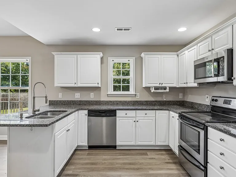 2601 Danbury Cir — Photo 14