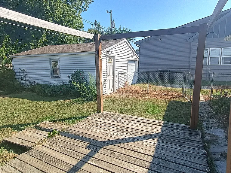 1808 Bacon St — Photo 8