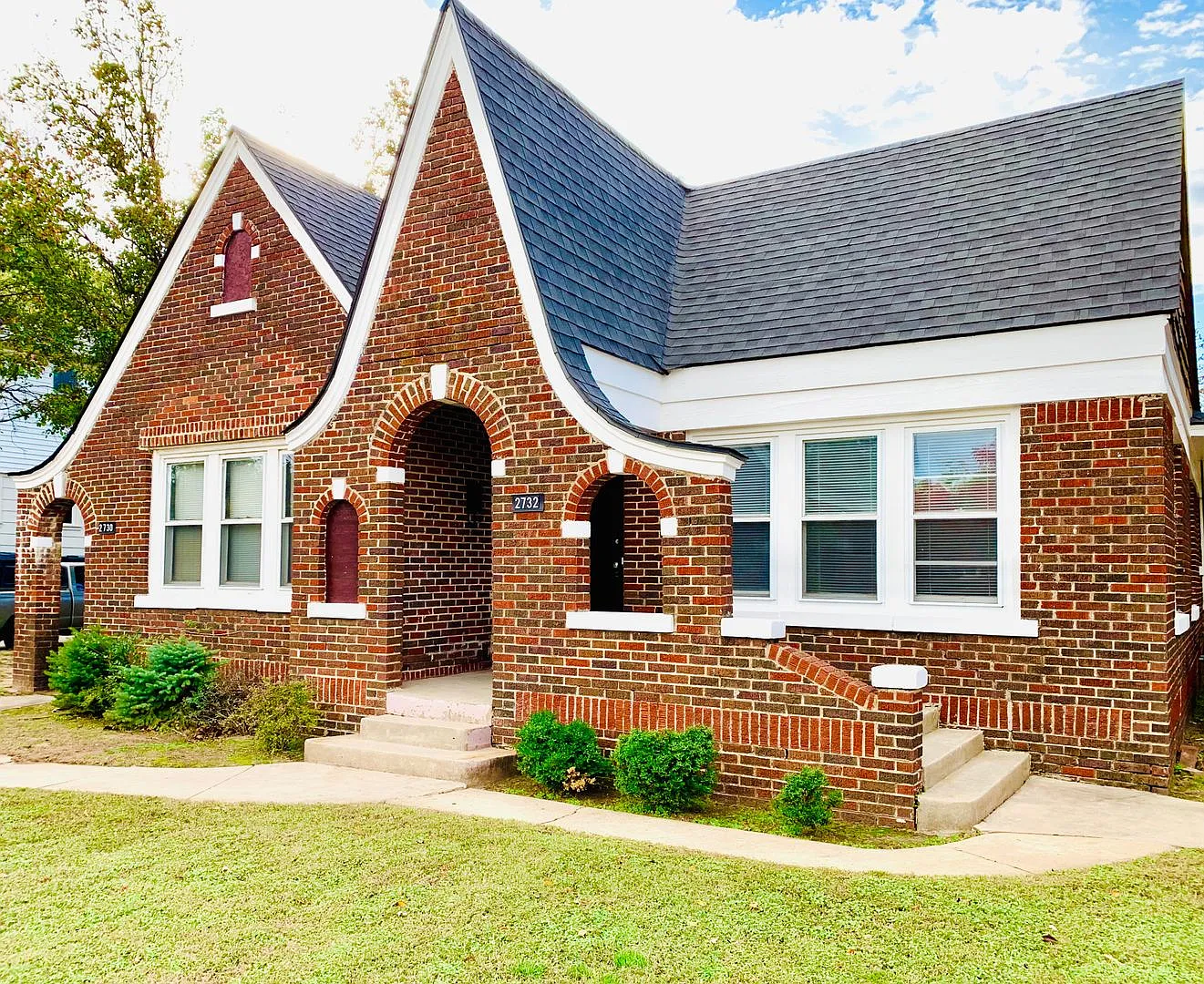 Large 1BD 1BA Apartment with Bonus Area Located in Historic Miller Neighborhood!! — Photo 1
