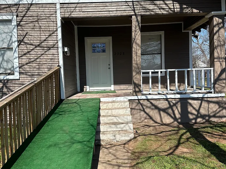 2308 Roberts Ave — Photo 1