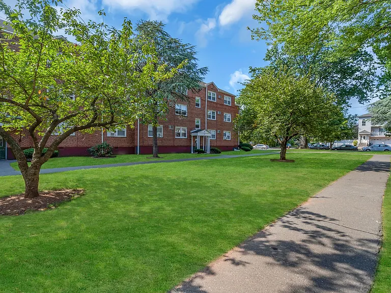 Chilton Hall Apartments — Photo 19