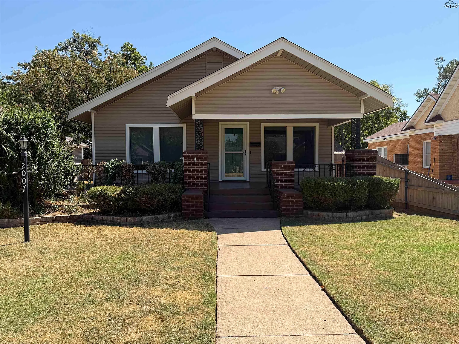 2 bed, 1.0 bath, 1312 sqft, $1,425 — Photo 1