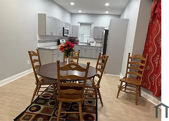5 bed, $2,800 — Photo 1