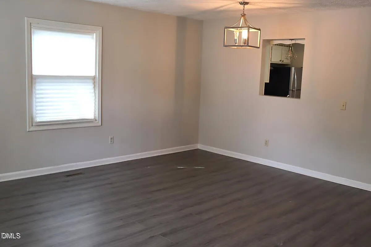 3 bed, 2.0 bath, 1150 sqft, $1,800 — Photo 2