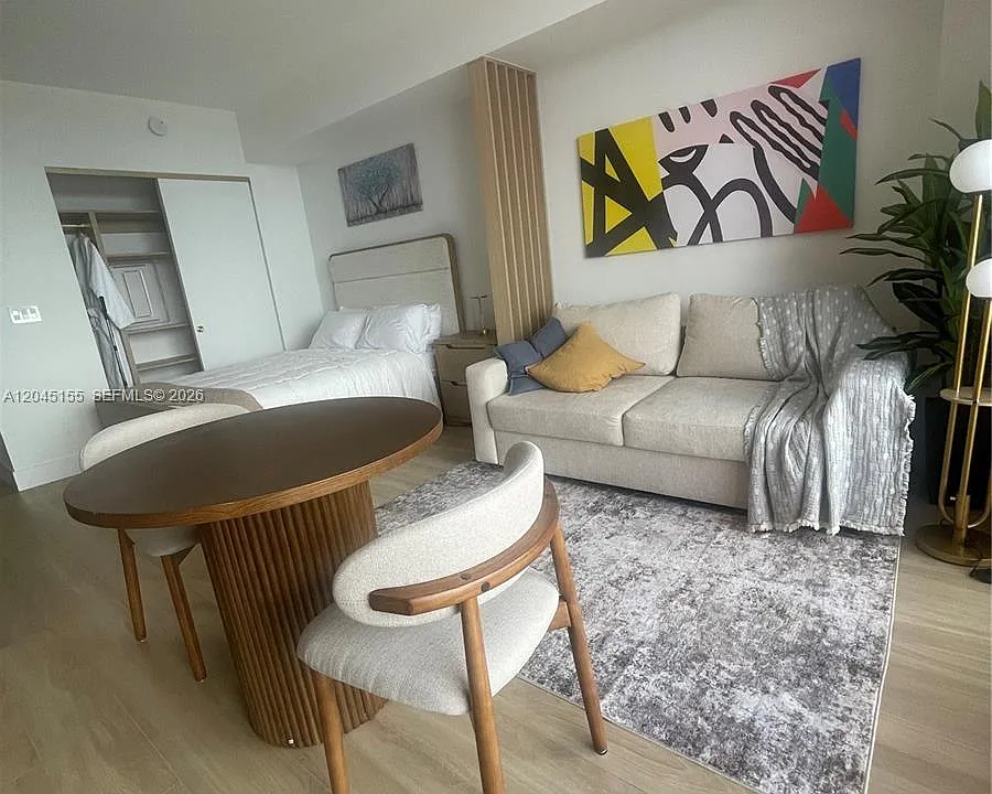 90 NE 32nd #819