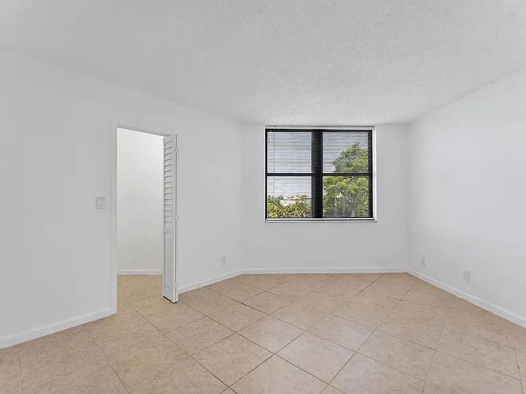 212 Lake Pointe Dr #302 — Photo 24