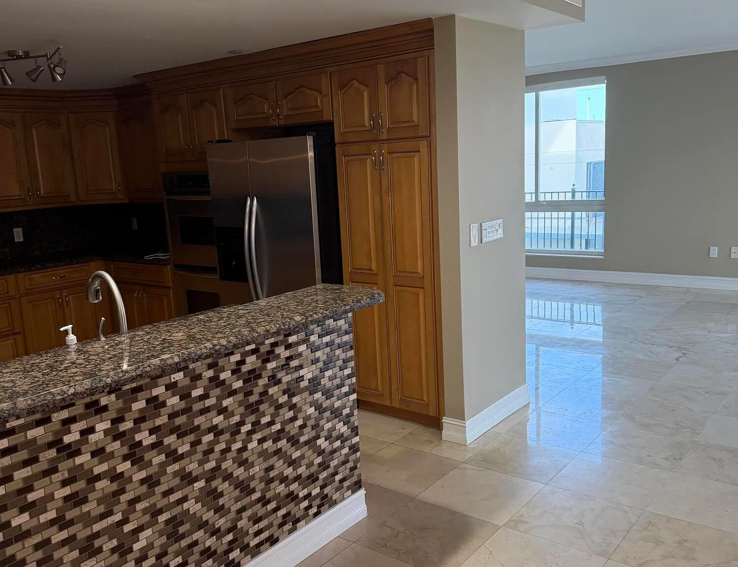 2 bed, 2.0 bath, 1950 sqft, $4,500 — Photo 4