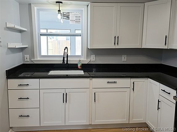 4th image of 907 E 10th Street