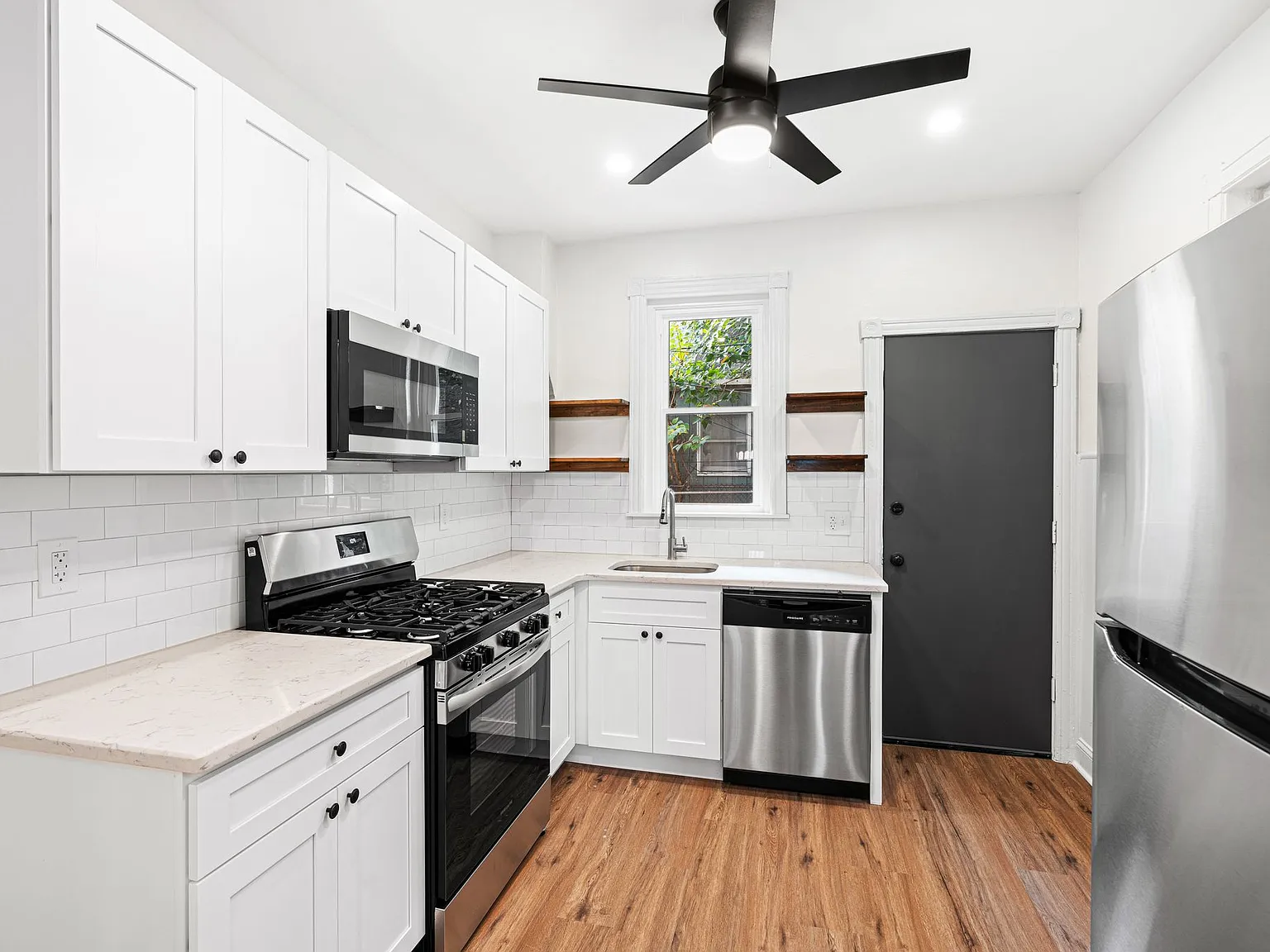 3 bed, 938 sqft, $1,700 — Photo 3