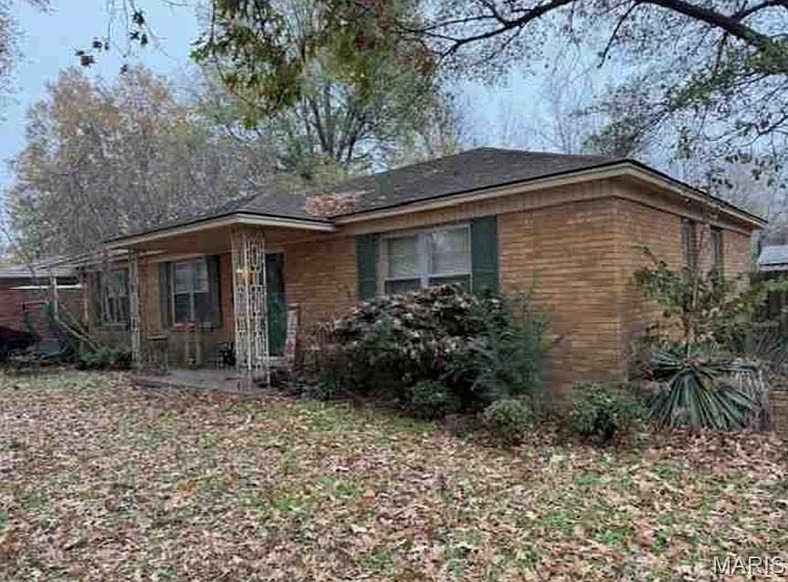 1st image of 300 E Linden Cir