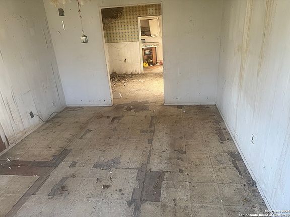 4th image of 415 AUBREY ST
