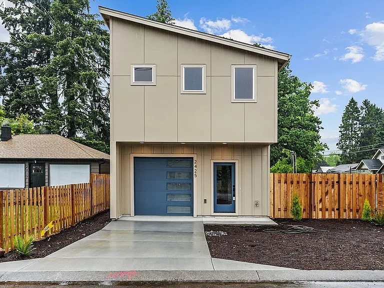 2425 SE Chestnut St #2425 — Photo 1