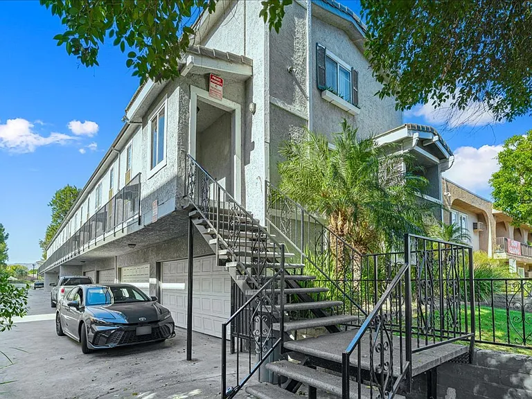 18547 Saticoy St #10 — Photo 17
