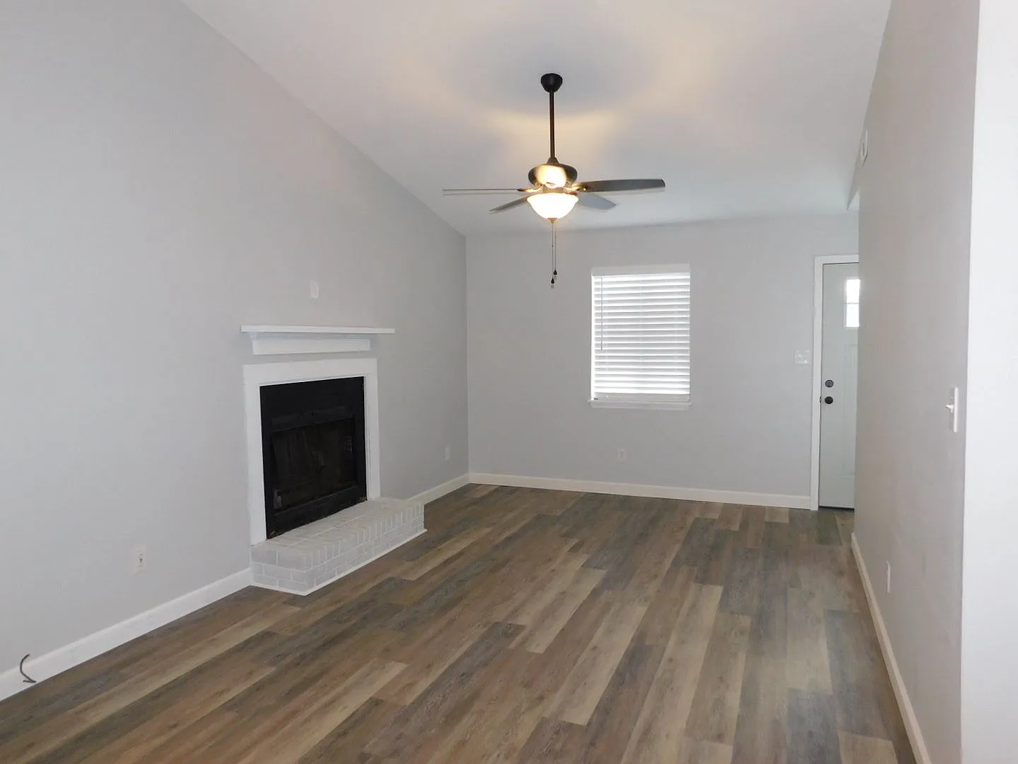 Fully Renovated Modern Duplex — Photo 2