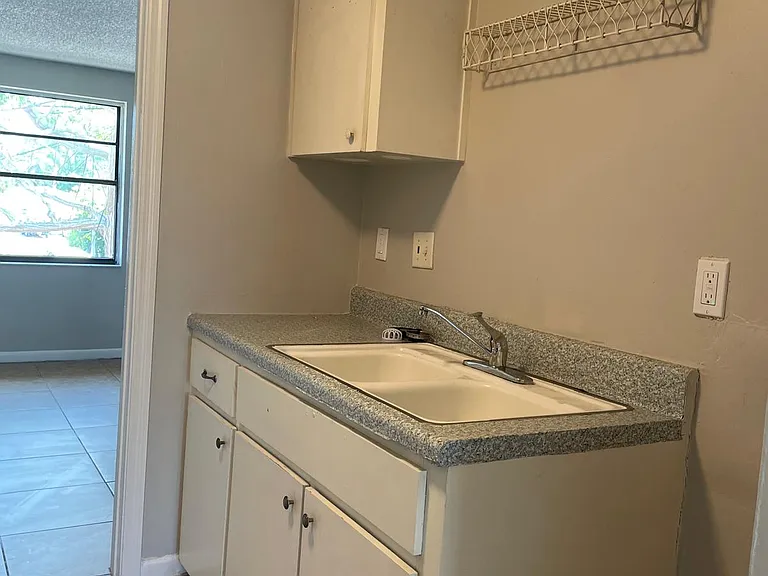1463 Drew St #B — Photo 5