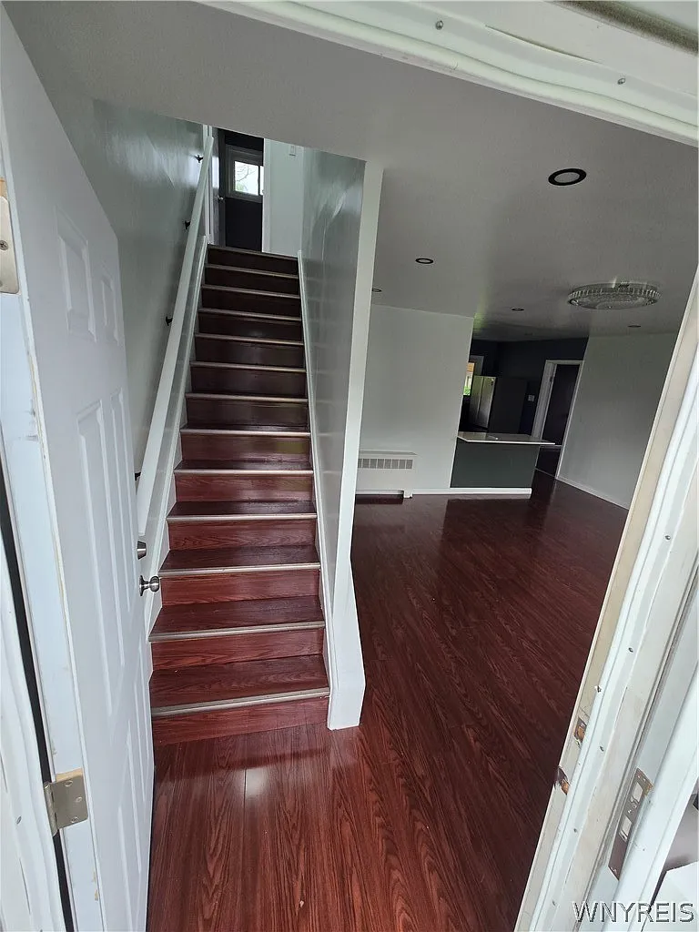 4 bed, 2.0 bath, 1287 sqft, $2,400 — Photo 3
