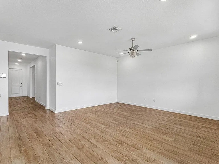 2770 NE Breezeway Cir — Photo 18