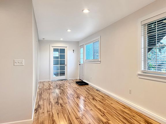 4th image of 6814 Bentley Cir NE
