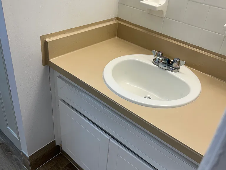 Lennox Court Apartments — Photo 10