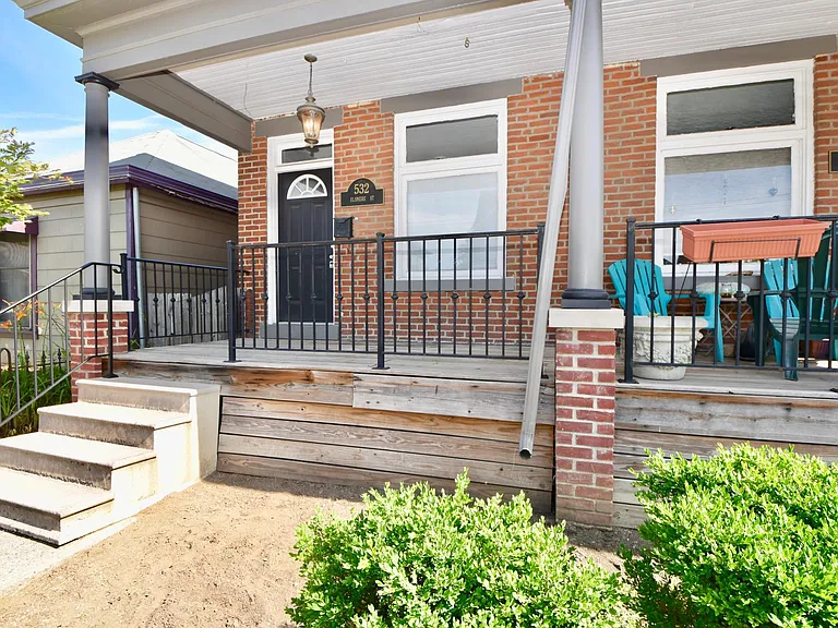 532 Elsmere St — Photo 2