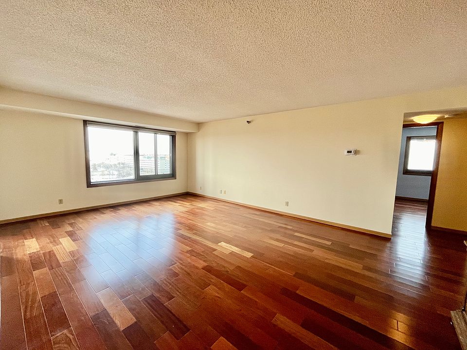 1st image of 26 10th St W Unit 1510