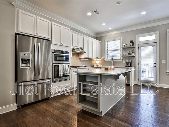3rd image of 2330 McLean Chase SE