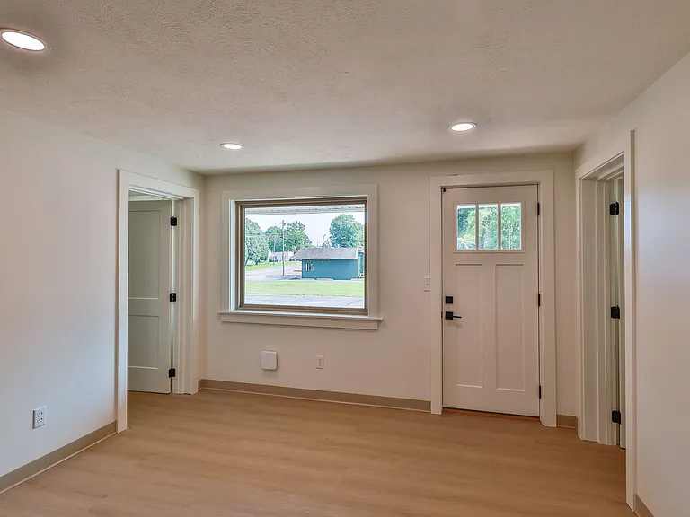 551 Elm St #14 — Photo 7