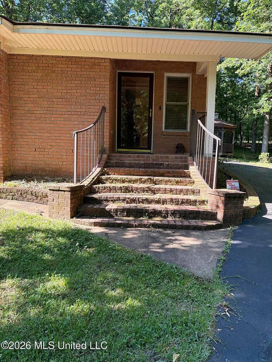 Building Photo - 870 Green Acres Dr