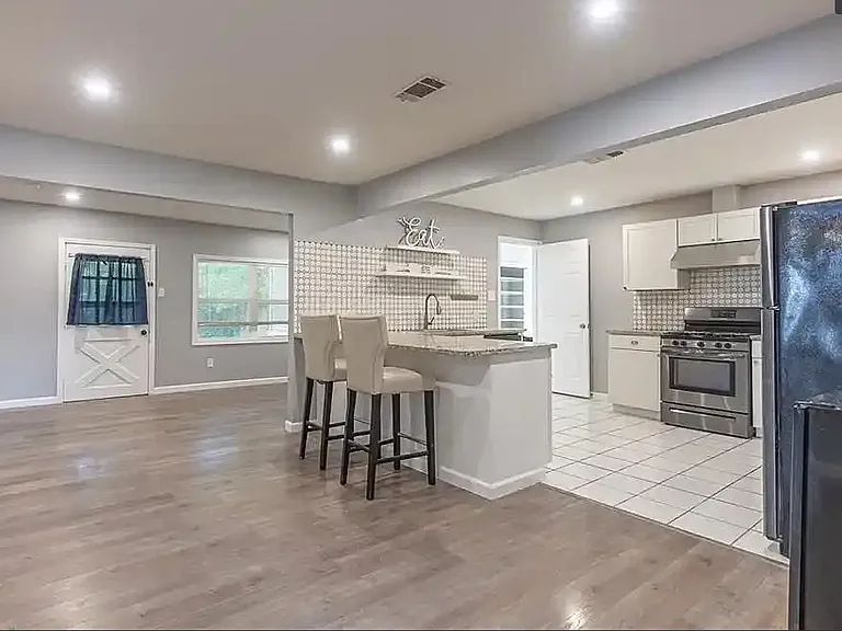 2133 Turner St — Photo 3