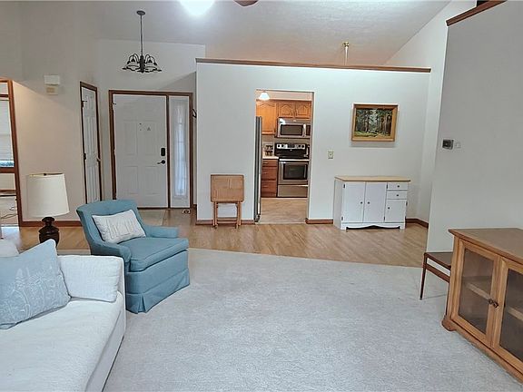 5th image of 582 Westwood Dr