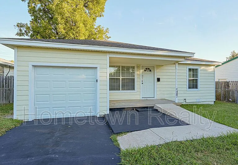 1407 NW Logan Ave — Photo 2