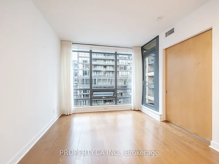 438 King St W #803 — Photo 8