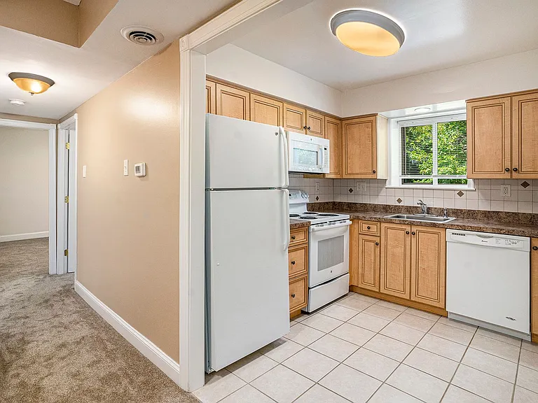 Maple Court Apartments — Photo 7
