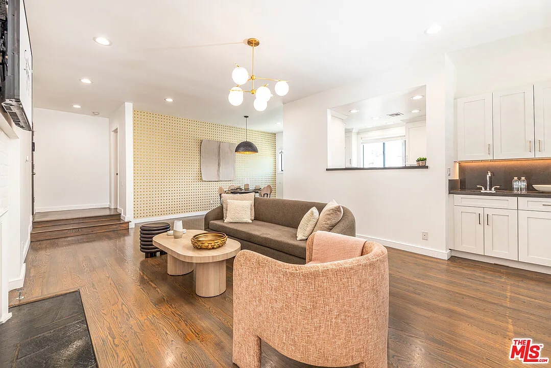 2 bed, 2.0 bath, 1250 sqft, $6,240 — Photo 4