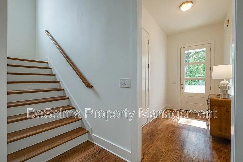 3 bed, 2.5 bath, 2456 sqft, $4,400 — Photo 4