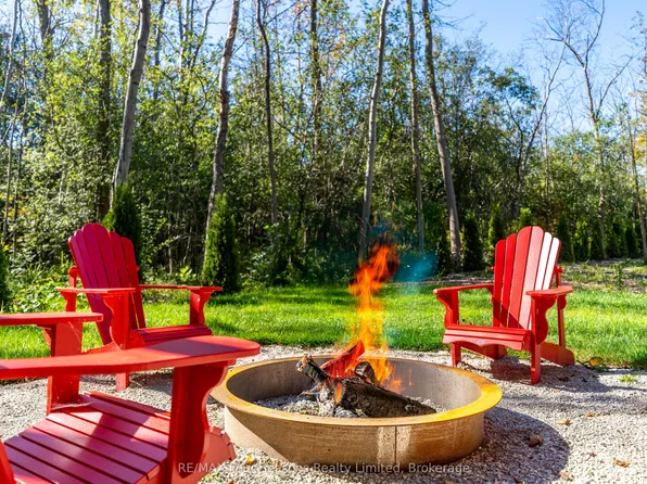 9746 Beachwood Rd, Collingwood, ON L9Y 3Z1