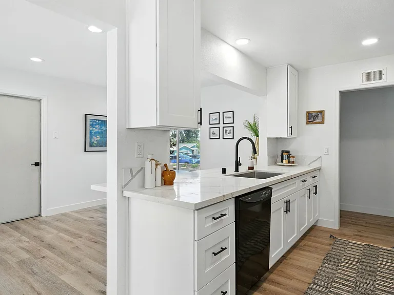 1472 Loma Ln — Photo 8
