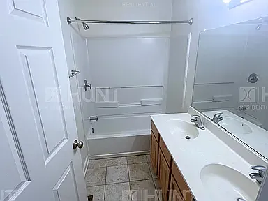 3 bed, 2.5 bath, 1650 sqft, $2,727 — Photo 4