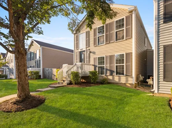 687 Serendipity Dr, Aurora, IL 60504