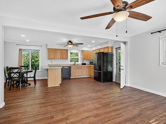 5th image of 2401 Maplewood Dr