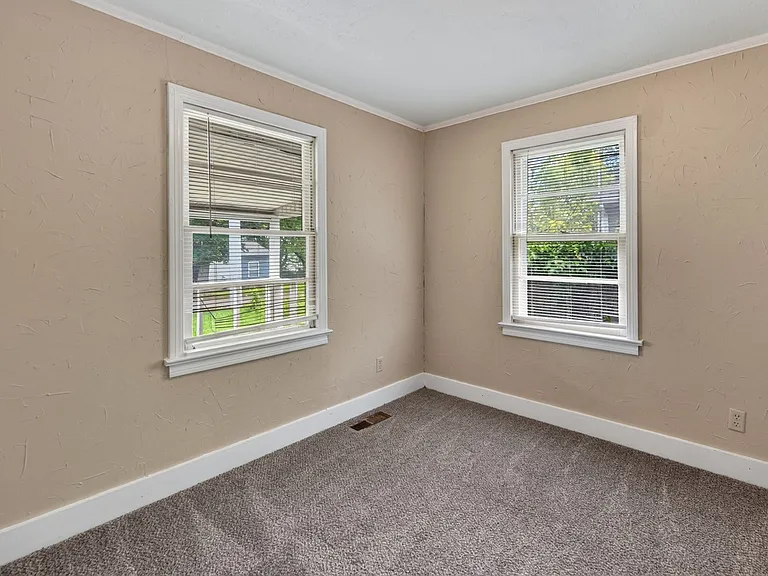 141 W Rossview Rd — Photo 16