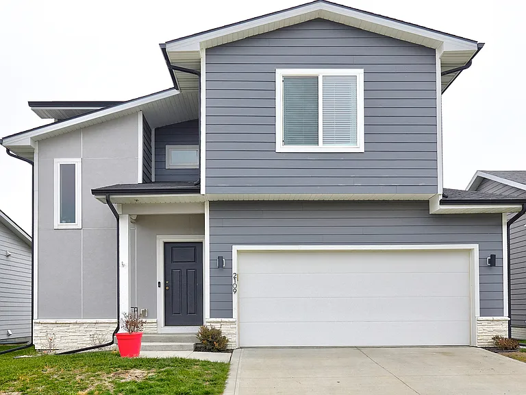 2109 Ammann Dr — Photo 1