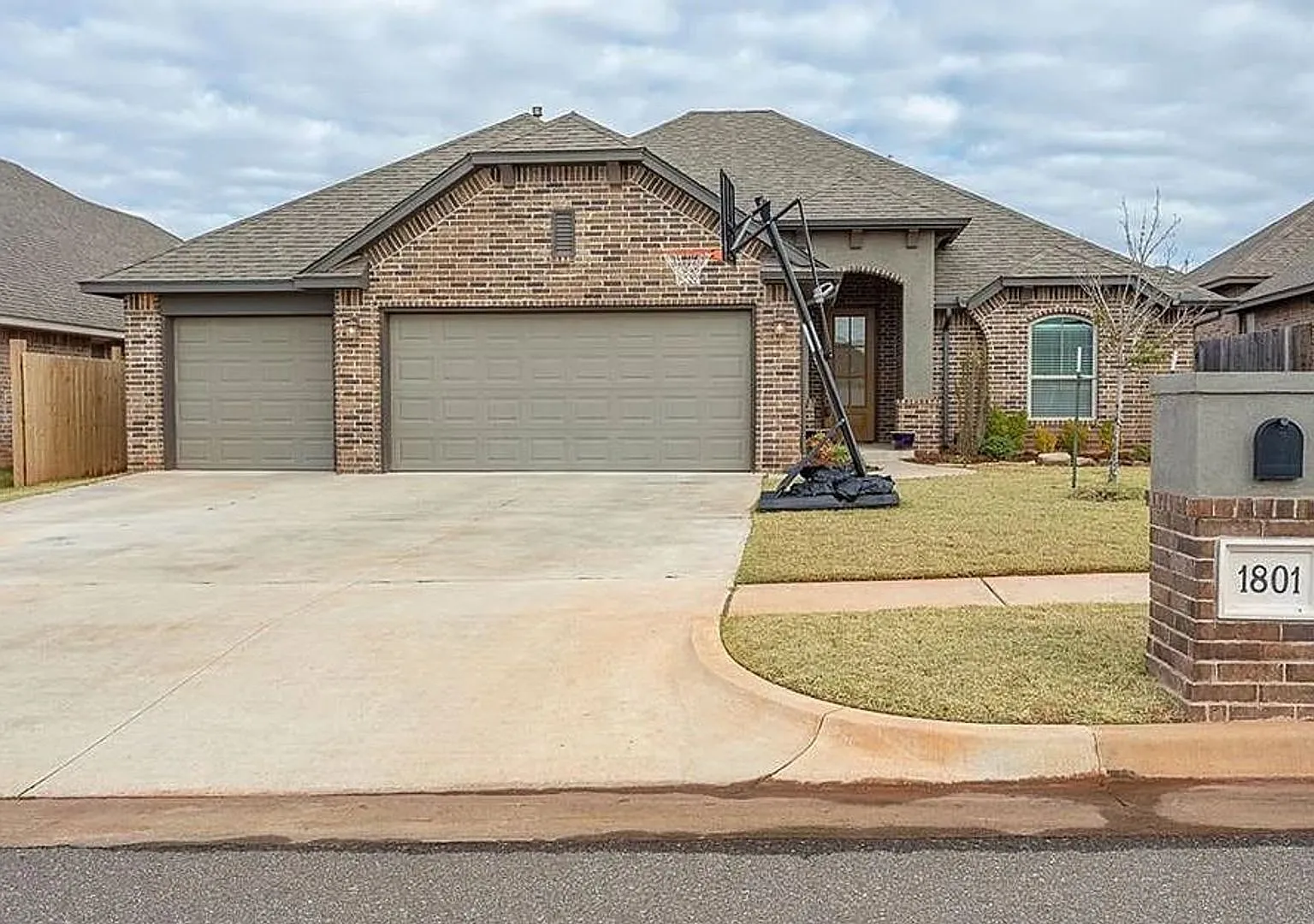Spacious 4-Bedroom Home in Moore! — Photo 1