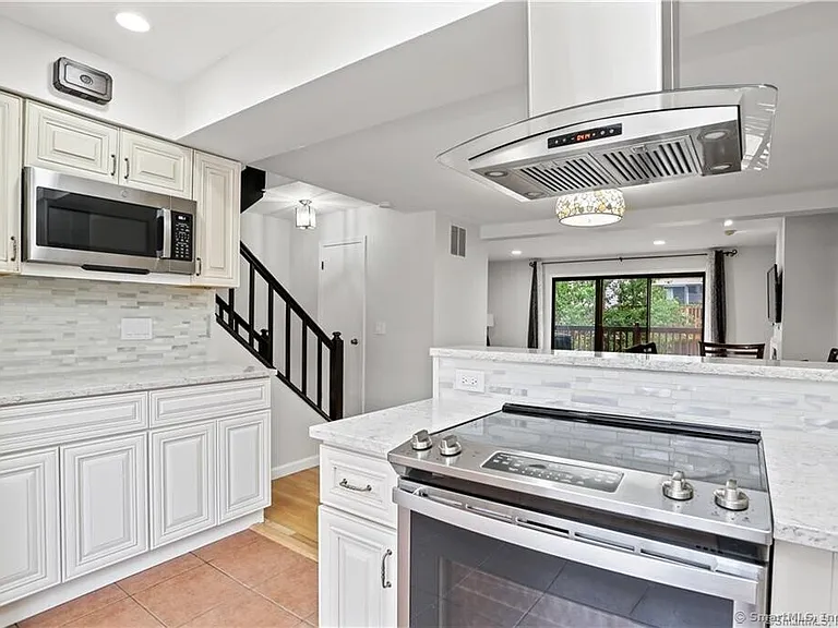 237 Strawberry Hill Ave #42 — Photo 9