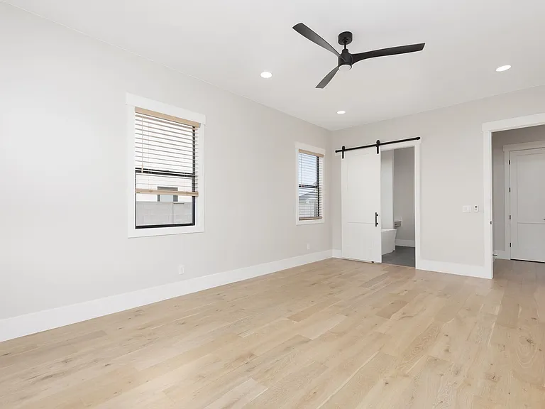 1621 W Approach Ln — Photo 10