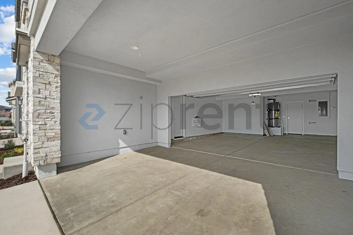 4 bed, 2311 sqft, $5,500 — Photo 4