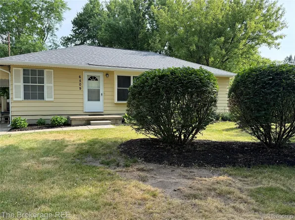 6509 Silver Lake Rd, Linden, MI 48451