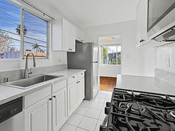 4th image of 330 S Doheny Dr Unit B